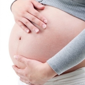 Jsem těhotná a hrozně mi otékají nohy. Je nějaké řešení, které neublíží miminku?